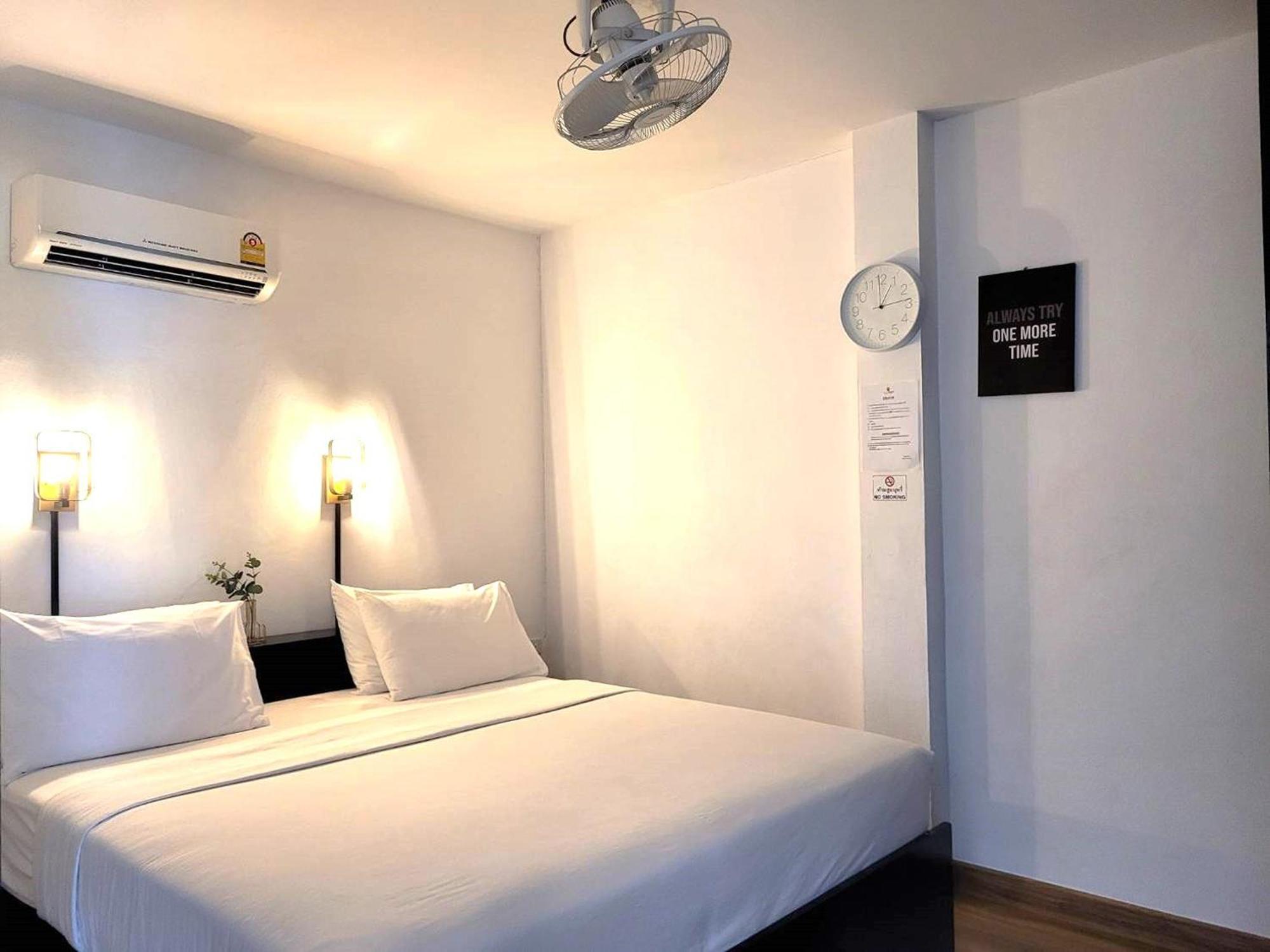 Rabbit Mansion Patong Hotel Bagian luar foto