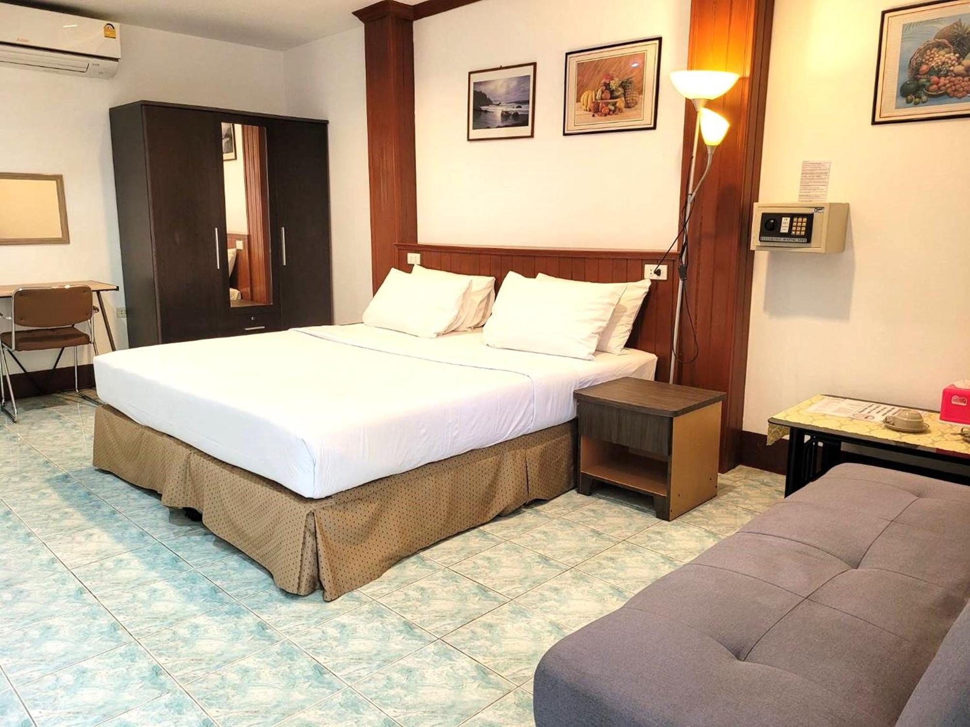 Rabbit Mansion Patong Hotel Bagian luar foto