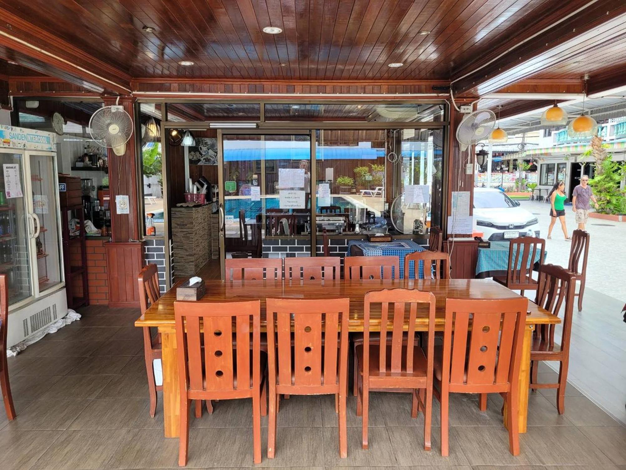 Rabbit Mansion Patong Hotel Bagian luar foto