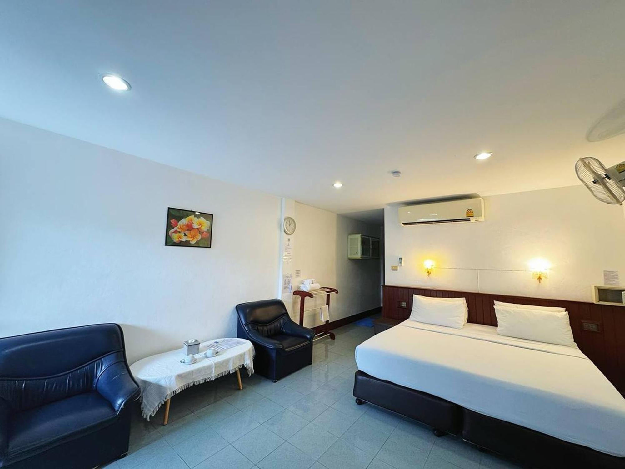 Rabbit Mansion Patong Hotel Bagian luar foto